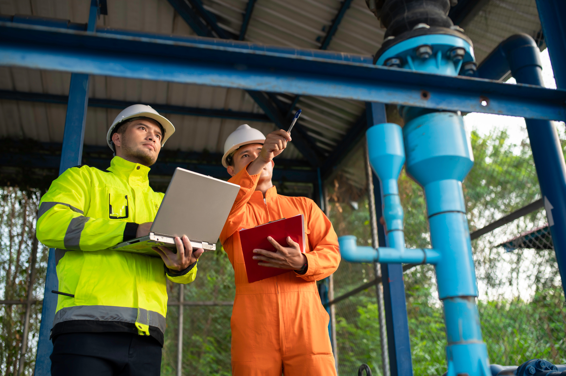 Techniciens effectuant une vérification générale périodique