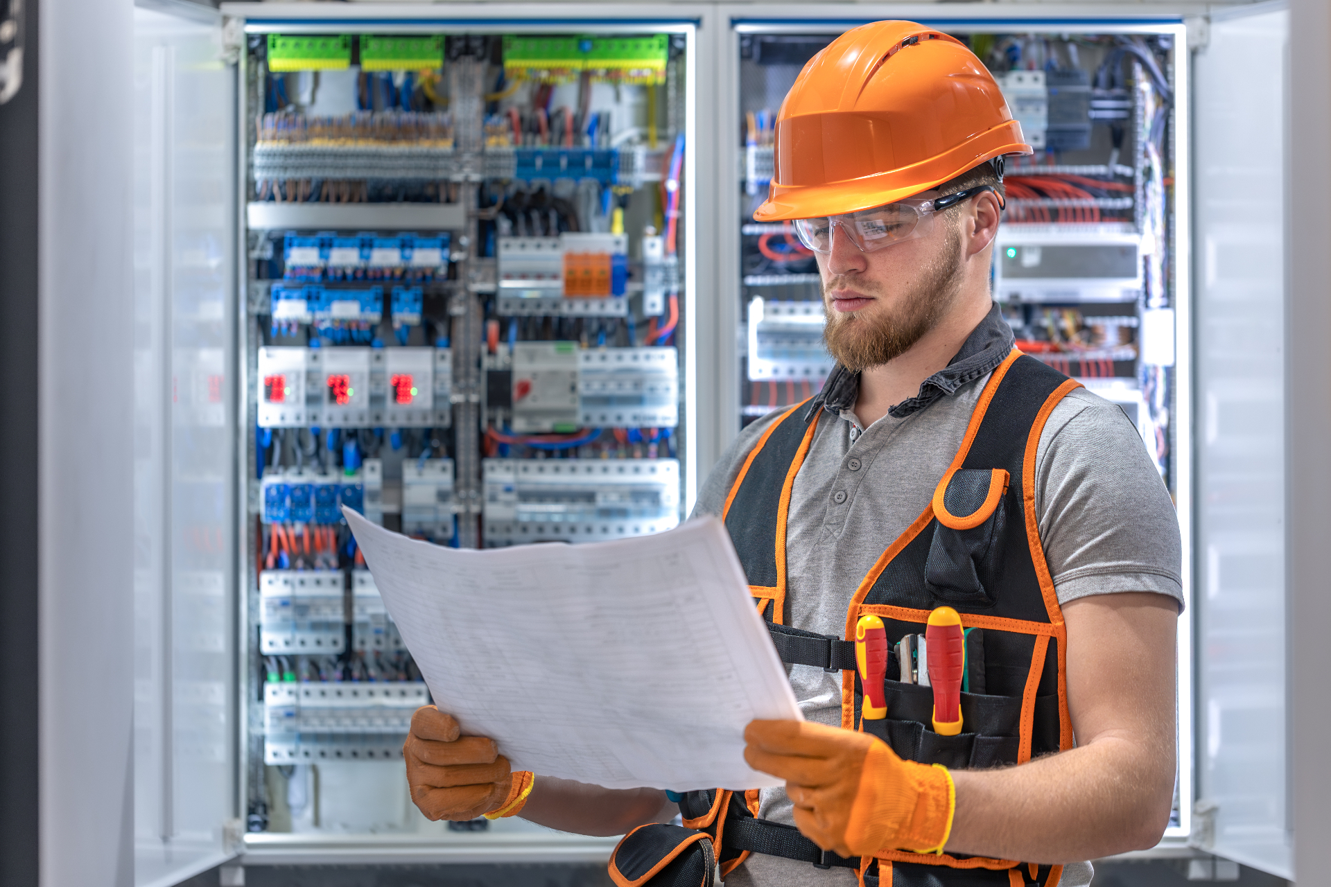 Technicien vérifiant un tableau électrique