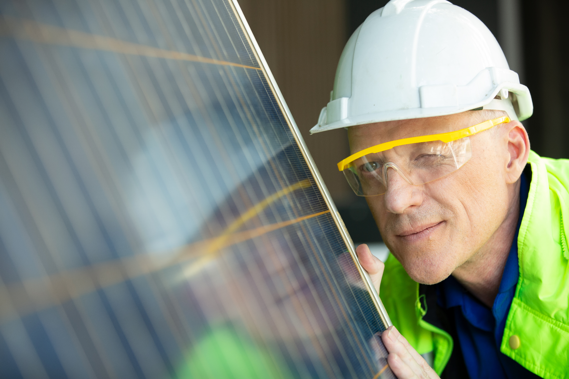 Technicien inspectant des panneaux solaires