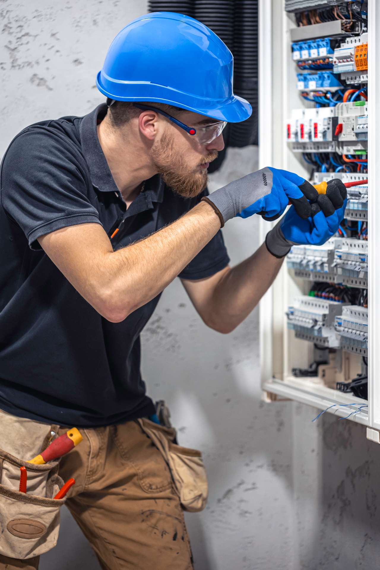 Technicien vérifiant une installation électrique