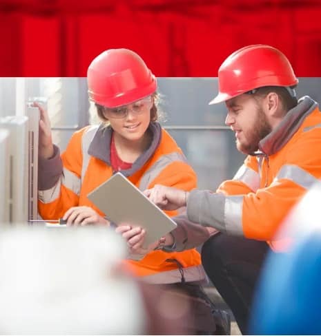 Technicien vérifiant une installation électrique